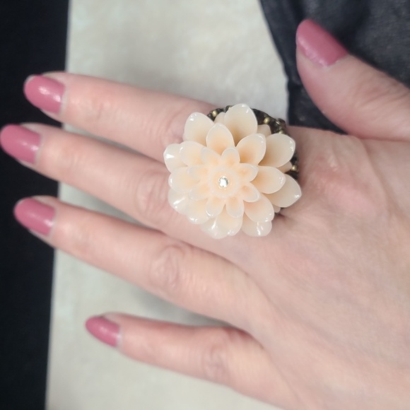 Elegant Floral Ring in Cream and Brasd Tone Size 7.25 - Picture 12 of 17